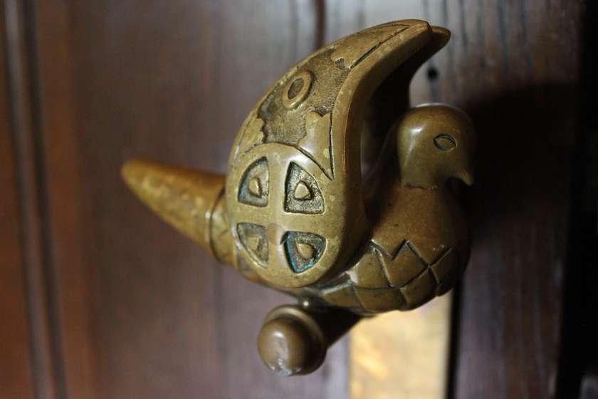 Kljuka v obliki goloba na vratih kapele v Frančiškanskem samostanu v Kamniku