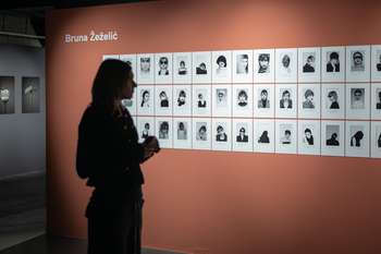 Javno vodstvo po razstavi alumnov Od blizu Začasni naslov