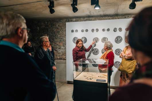 Javno vodstvo po razstavi Usode neznanca s Prul z dr. Bernardo Županek in dr. Alenko Miškec