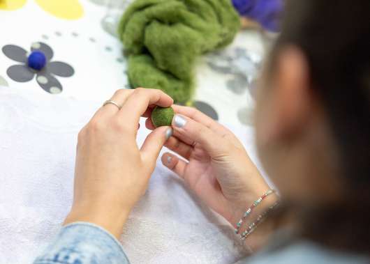 Obdarujmo / okrasimo s srcem: delavnica polstenja velikonočnih okraskov