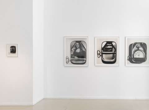 Postavitev razstave Nemirno oko Staneta Jagodiča v Mestni galeriji Ljubljana.