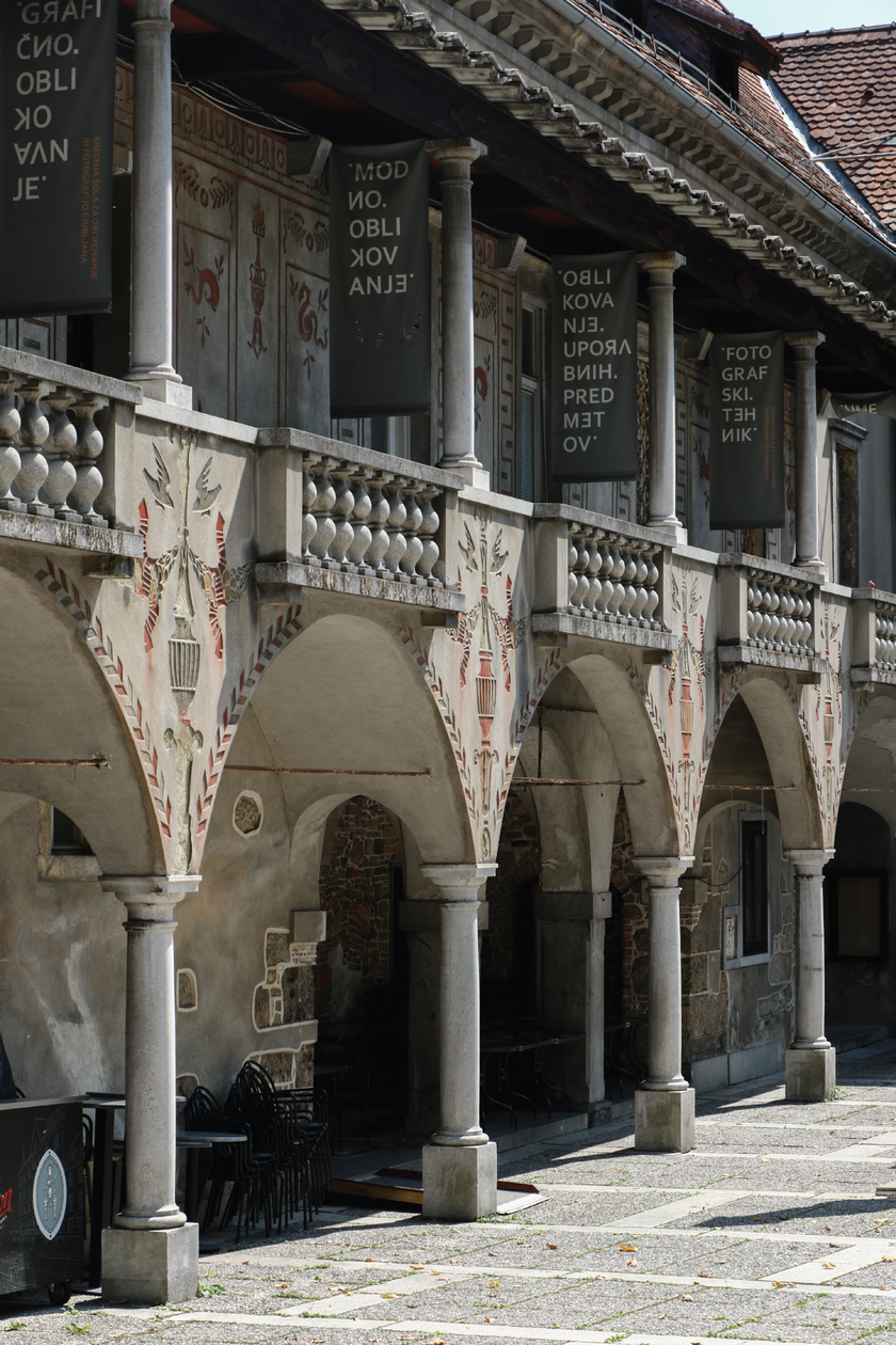 Plečnik je za arkade v Križankah uporabil arkade iz porušenega Knežjega dvorca