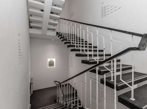 Postavitev razstave Nemirno oko Staneta Jagodiča v Mestni galeriji Ljubljana.