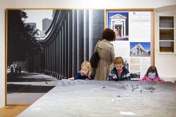 Jesensko vodstvo za družine po Plečnikovi hiši