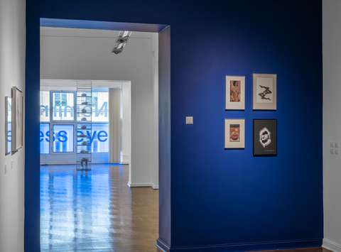 Postavitev razstave Nemirno oko Staneta Jagodiča v Mestni galeriji Ljubljana.