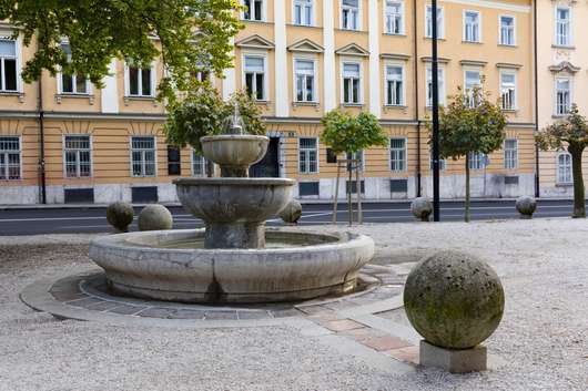 Plečnik in voda: Plečnikovi vodnjaki v mestu, voden ogled s kustosinjo Ano Porok