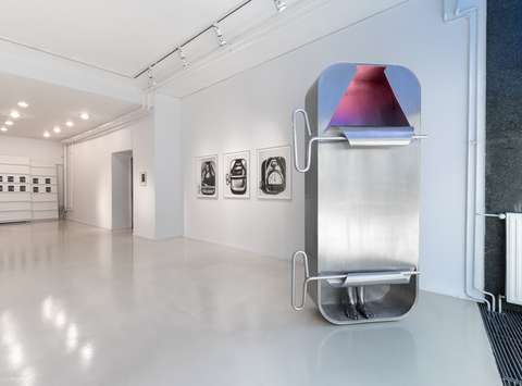 Postavitev razstave Nemirno oko Staneta Jagodiča v Mestni galeriji Ljubljana.