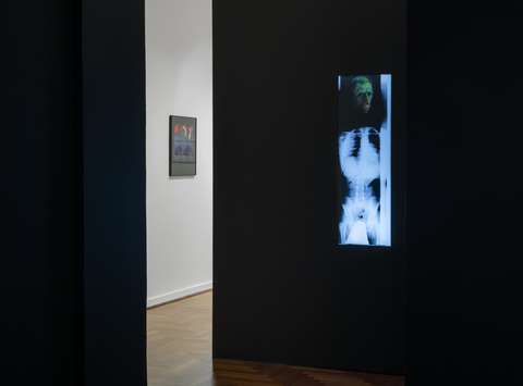 Postavitev razstave Nemirno oko Staneta Jagodiča v Mestni galeriji Ljubljana.