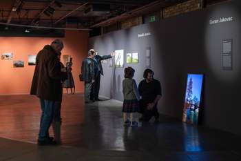 Javno vodstvo po razstavi alumnov Od blizu Začasni naslov