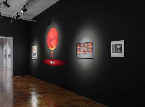 Postavitev razstave Nemirno oko Staneta Jagodiča v Mestni galeriji Ljubljana.