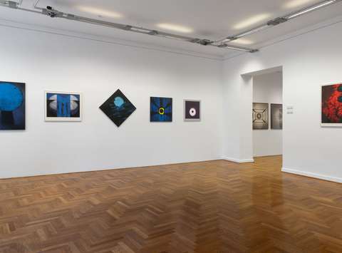 Postavitev razstave Nemirno oko Staneta Jagodiča v Mestni galeriji Ljubljana.