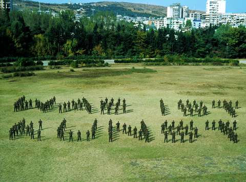 IRWIN, Was ist Kunst Tbilisi?, ilfochrome, 2007, v sodelovanju z Gruzijsko vojsko