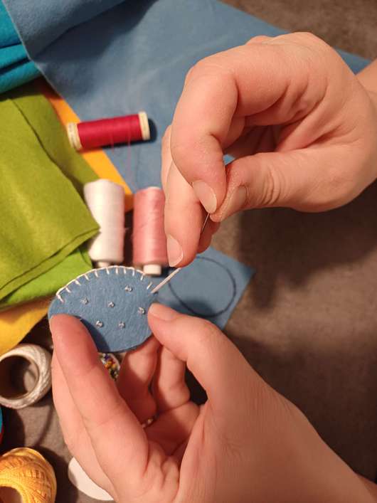 Obdarujmo / okrasimo s srcem: delavnica polstenja velikonočnih okraskov