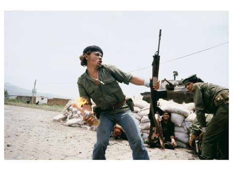 Sandinistas at the walls of the Esteli National Guard headquarters, Nicaragua, 1979