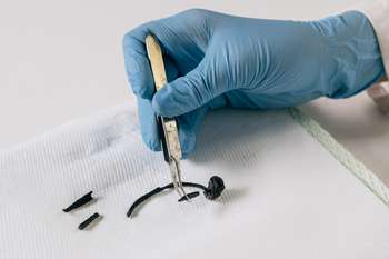 Javno vodstvo po razstavi Usode neznanca s Prul v družbi konservatork-restavratork