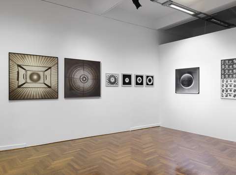 Postavitev razstave Nemirno oko Staneta Jagodiča v Mestni galeriji Ljubljana.