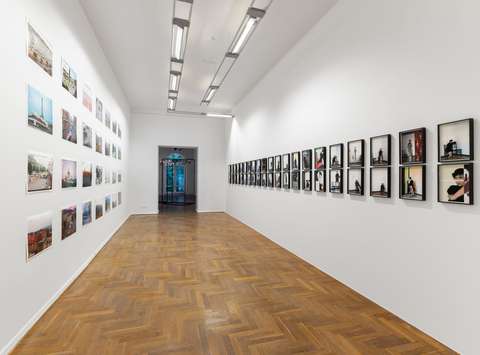 Postavitev razstave Tanja Lažetič: Laž v Mestni galeriji Ljubljana.