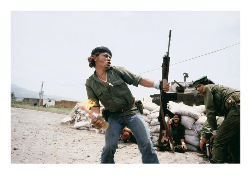 Sandinisti na obzidju sedeža nacionalne garde v Esteliju, Nikaragva, 1979