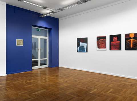 Postavitev razstave Nemirno oko Staneta Jagodiča v Mestni galeriji Ljubljana.