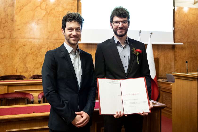 doc. dr. Veljko Pejović (mentor) in Matevž Fabjančič na podelitvi Prešernove nagrade