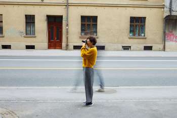 Strokovno vodstvo s kustosinjo Julijo Hoda po razstavi Začasni naslov