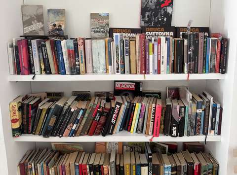 Bralni kotiček na razstavi 1495 dni: Ljubljana v času 2. sveto