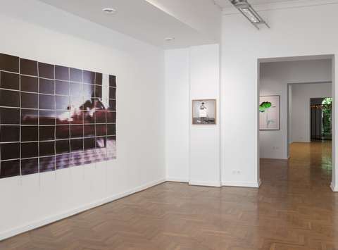 Postavitev razstave Tanja Lažetič: Laž v Mestni galeriji Ljubljana.