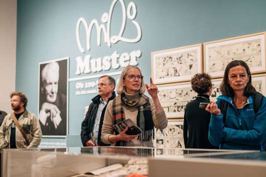 Vodstvo po razstavi Miki Muster, ob 100-letnici rojstva z avtorico Barbaro Savenc