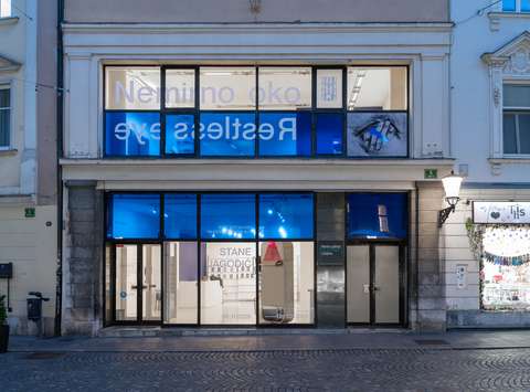 Postavitev razstave Nemirno oko Staneta Jagodiča v Mestni galeriji Ljubljana.