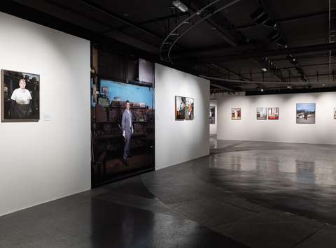 Razstava fotografa Roba Hornste Običajni ljudje, Galerija Jakopič, 2026