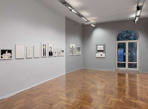 Postavitev razstave Nemirno oko Staneta Jagodiča v Mestni galeriji Ljubljana.