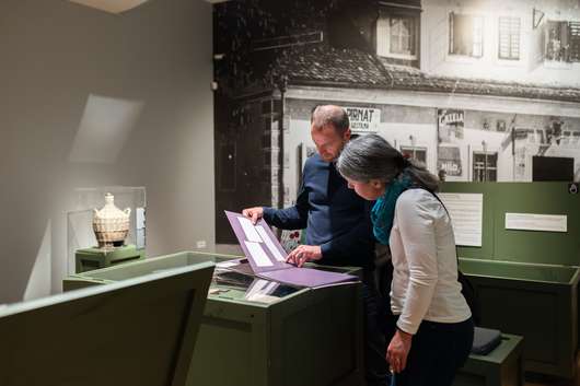 [VSA MESTA ZASEDENA] Prešernov dan: Kultura v senci vojne: tematsko vodstvo po razstavi 1495 dni. Ljubljana med 2. svetovno vojno