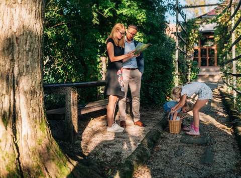 Družina pri raziskovanju Plečnikovega vrta