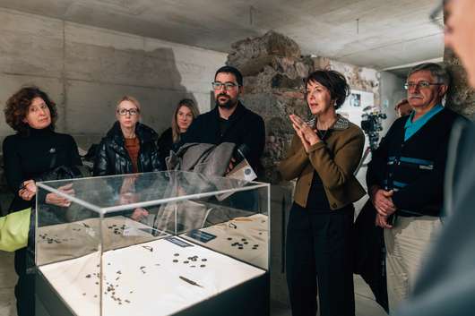 Javno vodstvo po razstavi Usode neznanca s Prul z dr. Bernardo Županek in dr. Alenko Miškec