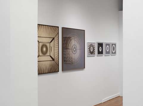 Postavitev razstave Nemirno oko Staneta Jagodiča v Mestni galeriji Ljubljana.