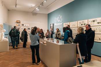 Vodstvo po razstavi Miki Muster, ob 100-letnici rojstva z avtorico Barbaro Savenc