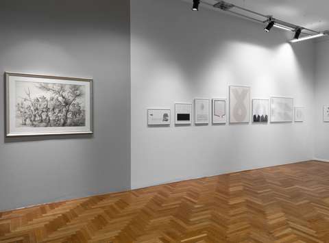 Postavitev razstave Nemirno oko Staneta Jagodiča v Mestni galeriji Ljubljana.