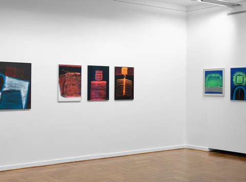 Postavitev razstave Nemirno oko Staneta Jagodiča v Mestni galeriji Ljubljana.