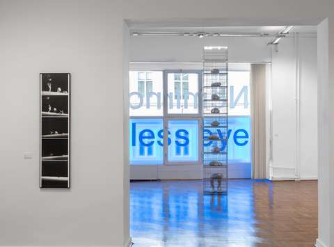 Postavitev razstave Nemirno oko Staneta Jagodiča v Mestni galeriji Ljubljana.