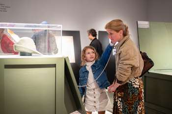 Med zidovi okupirane Ljubljane in tišino sodobnih stisk [Izobraževanje za učitelje]