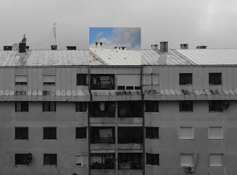 Inherited Memory, dvokanalna video instalacija, projekcija obrnjena in reflektirana s pomočjo zrcalne folije, 2022