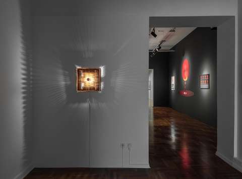 Postavitev razstave Nemirno oko Staneta Jagodiča v Mestni galeriji Ljubljana.