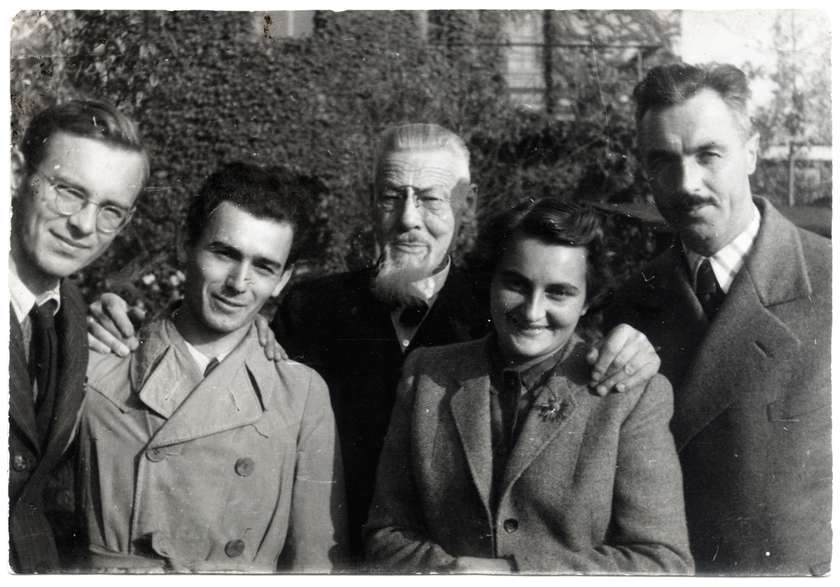 Plečnik s svojimi študenti na vrtu Plečnikove hiše, ok. 1945