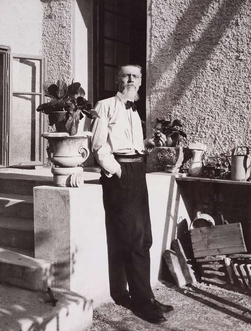 Jože Plečnik pred svojim valjastim prizidkom, okoli 1926