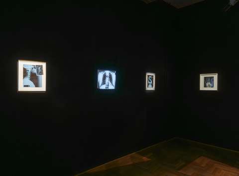 Postavitev razstave Nemirno oko Staneta Jagodiča v Mestni galeriji Ljubljana.