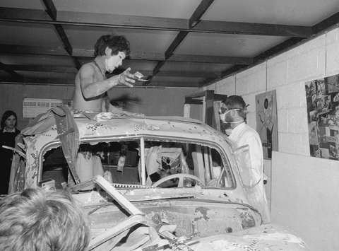 Promet v mestu, performans z Yoshijem Nakajimo, Jasperjem Grootveldom in Thomom Jaspersom, Galerija Honger, Schiedam, Nizozemska, 1965