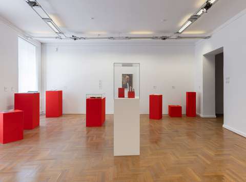 Postavitev razstave Tanja Lažetič: Laž v Mestni galeriji Ljubljana.