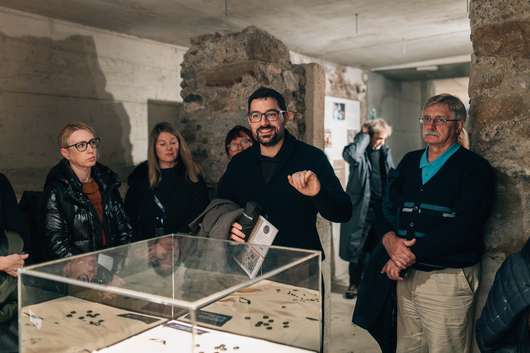 Javno vodstvo po razstavi Usode neznanca s Prul z dr. Bernardo Županek in Matjažem Jenkom