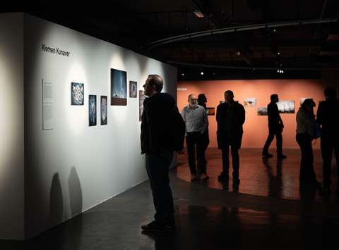 Vodstvo po razstavi alumnov Od blizu Začasni naslov, Galerija Jakopič, 2025