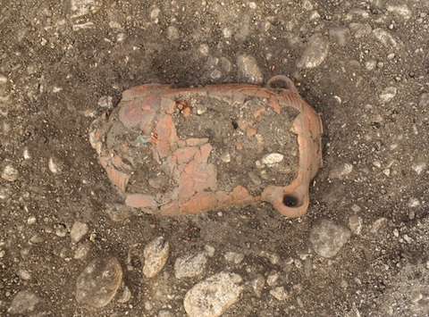 pokop nedonošenčka (26-30 tednov) v amfori, 4.- 1. pol. 5. stol., najdišče Kozolec (del severnega grobišča Emone).